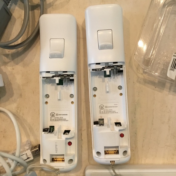 Wii Console Nintendo RVL-001 2 Remotes RVL 001 Controllers 2 Games Complete - Picture 4 of 11